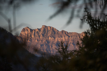 Die wunderbare Bergwelt des Wallis im Herbst 