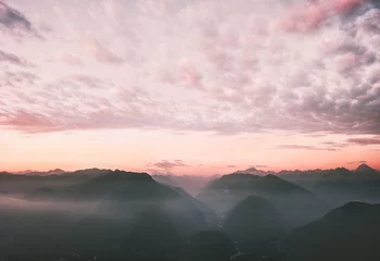 Fototapete Grau 2 Sonnenuntergang, Wolken, Himmel und Berge, Landschaft, Reise, Natur, Hintergrund, fantastische idyllische Abendlandschaft, Luftbild