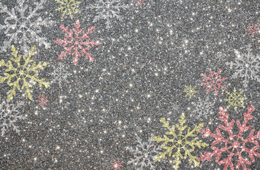 красивый блестящий  новогодний фон с разноцветными снежинками       