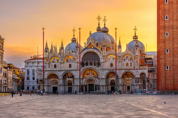 Vue de la Basilique de San Marco et sur la piazza San Marco à Venise, Italie. Architecture et monument de Venise. Paysage urbain du lever du soleil de Venise.
