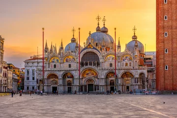 Foto op Canvas Uitzicht op de Basilica di San Marco en op het Piazza San Marco in Venetië, Italië. Architectuur en mijlpaal van Venetië. Zonsopgang stadsgezicht van Venetië. © Ekaterina Belova
