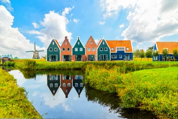 Rolgordijnen Volendam is een stad in Noord-Holland in Nederland. Gekleurde huizen van marien park in Volendam. Noord-Holland, Nederland.. © resul
