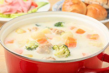 鍋に入ったクリームシチュー