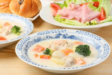 クリームシチューの食卓
