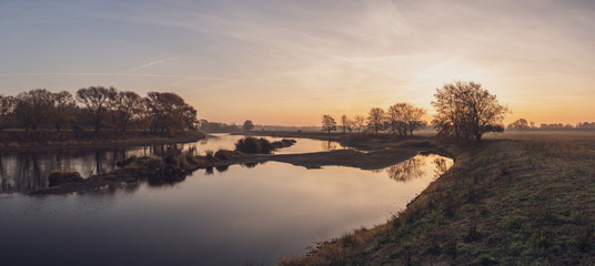 Atmosphärisches Panorama einer Flusskurve der Mulde bei Bitterfeld,  Sachsen-Anhalt
