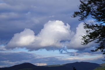 Stürmische Wolkenformation in weiß und blau