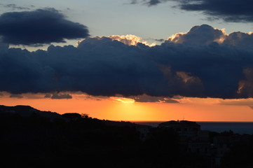 Naklejka premium Tramonto, estate e nuvole