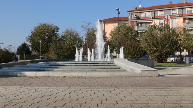 piazza con fontana in citt&agrave; e persone, square with fountain in the city and people