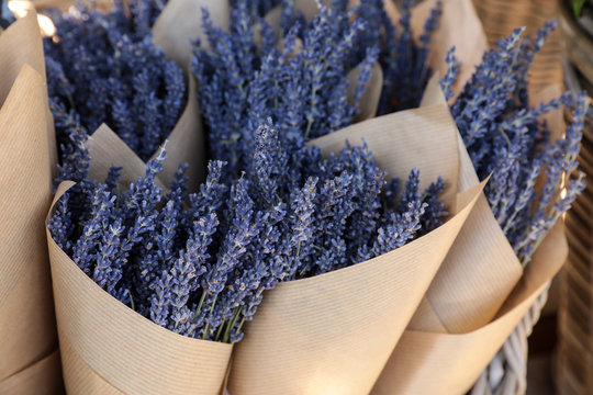 Fototapeta Bouquets of dried lavender in the flowers bar.