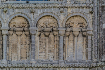 Obraz premium Old block Walls with Arched Columns in English