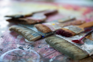 Künstlerpinsel mit Malpalette © Martina