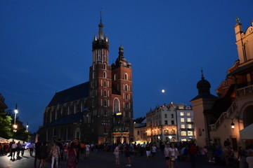 Kościół Mariacki w Krakowie nocą