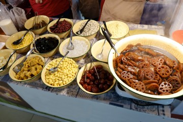 Kind of Chinese dessert. Brown beans. China as a dessert. There are many of the common bean, lotus persimmon jelly millet flour boiled with sugar