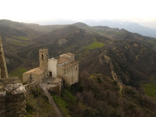 Fototapeta na wymiar antico castello arroccato sulla montagna a strapiombo a Roccascalegna, un piccolo paese in abruzzo in Italia. mountain landscape.