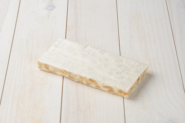 Turrón duro en la mesa de madera
