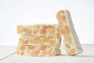 Turrón duro en la mesa de madera