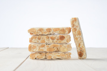Turrón duro en la mesa de madera
