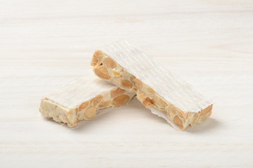 Turrón duro en la mesa de madera blanca