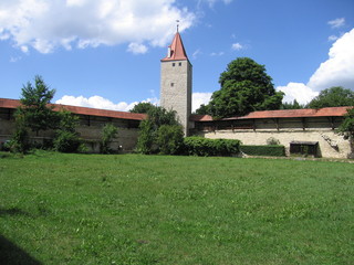 Frauenturm mit Stadtmauer in Berching