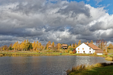 Fototapeta na wymiar étang de Haute-Saône en automne
