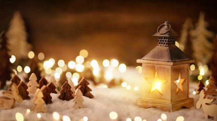 Weihnachtliche Szene mit viel Holz im Laternenlicht