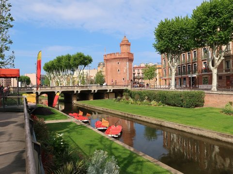 Perpignan, vue sur le Castillet au bord du canal (France)