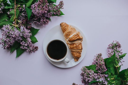 Kawa i rogalik croissant