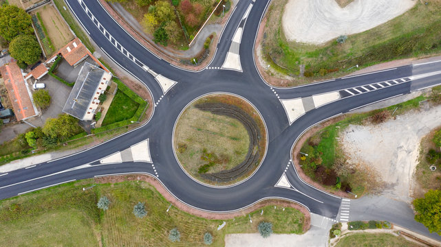 Photo a&eacute;rienne d'un rond-point &agrave; Rocheservi&egrave;re, France