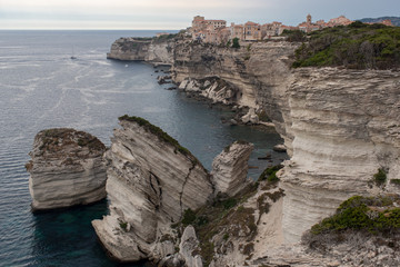 Fototapeta na wymiar Die Altstadt von Bonifacio mit Klippen auf Korsika