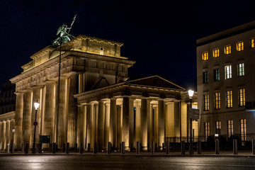 Beleuchtetes Wahrzeichen von Berlin bei Nacht
