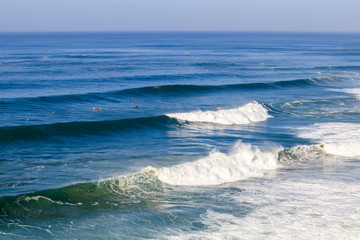 Ondas Grandes na praia do norte na Nazaré Portugal