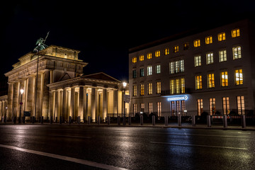 Beleuchtetes Wahrzeichen von Berlin bei Nacht