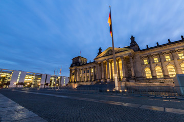 Fototapeta na wymiar Der beleuchtete Reichstag in Berlin