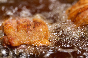 Fried chicken in hot oil and boiling in pan