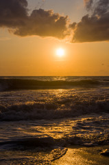 Obraz premium Amazing sea sunset, the sun, waves, clouds