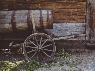 Obraz premium Alter Fasskarren aus Holz auf einem Bauernhof im Allgäu