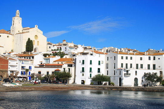 Spain Cadaques old village with whitewashed houses on the coast of the  Mediterranean sea, Costa Brava, Alt Emporda, Catalonia Stock Photo - Alamy