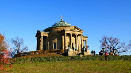 Grabkapelle Rotenberg auf dem Württemberg an einem sonnigen Herbsttag vor stahlblauem Himmel