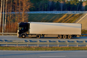 Road transport. © Tomasz Warszewski