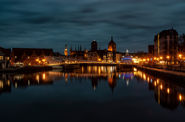 Krajobraz miejski nocą, miasto Gdańsk. 