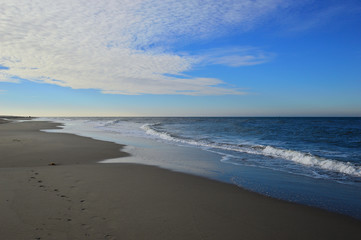 Fala morska wdzierająca się na plażę podczas odpływu i przypływu morza.