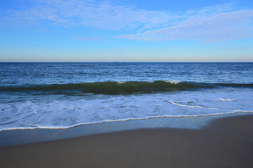 Fala morska wdzierająca się na plażę podczas odpływu i przypływu morza.