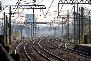 Fototapeta premium Główna linia wschodniego wybrzeża na obrzeżach Londynu. Jedna z dwóch głównych linii kolejowych w Wielkiej Brytanii łączących Londyn ze Szkocją. Maksymalna prędkość na linii wynosi 200 km / h.