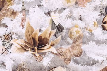 Décors de sapin de Noël dans les teintes pastels couleur blanc rose doré