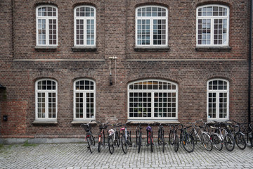 Fototapeta na wymiar Historische Fabrikgebäude in Trondheim