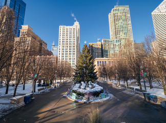 arbol de navidad en el centro de Chicago, frente a los rascacielos de la ciudad