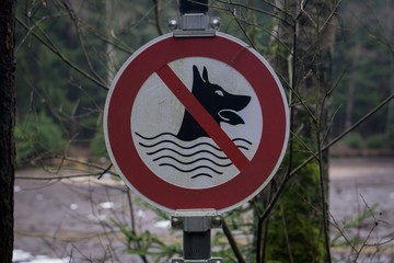 A sign showing that dogs are not allowed to swim