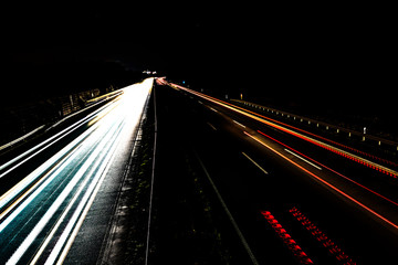Verkehr auf der Autobahn bei Nacht
