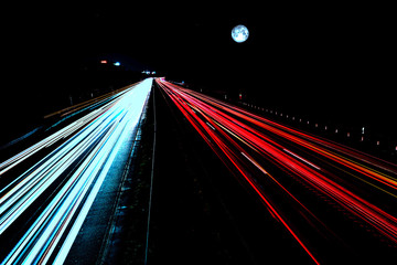 Fototapeta na wymiar Verkehr auf der Autobahn bei Nacht