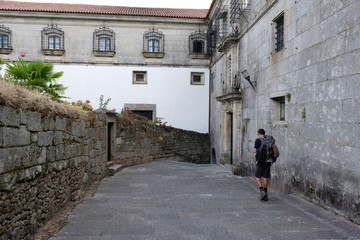 Fototapeta na wymiar Pilger auf dem Jakobsweg (von Porto nach Santiago de Compostela)